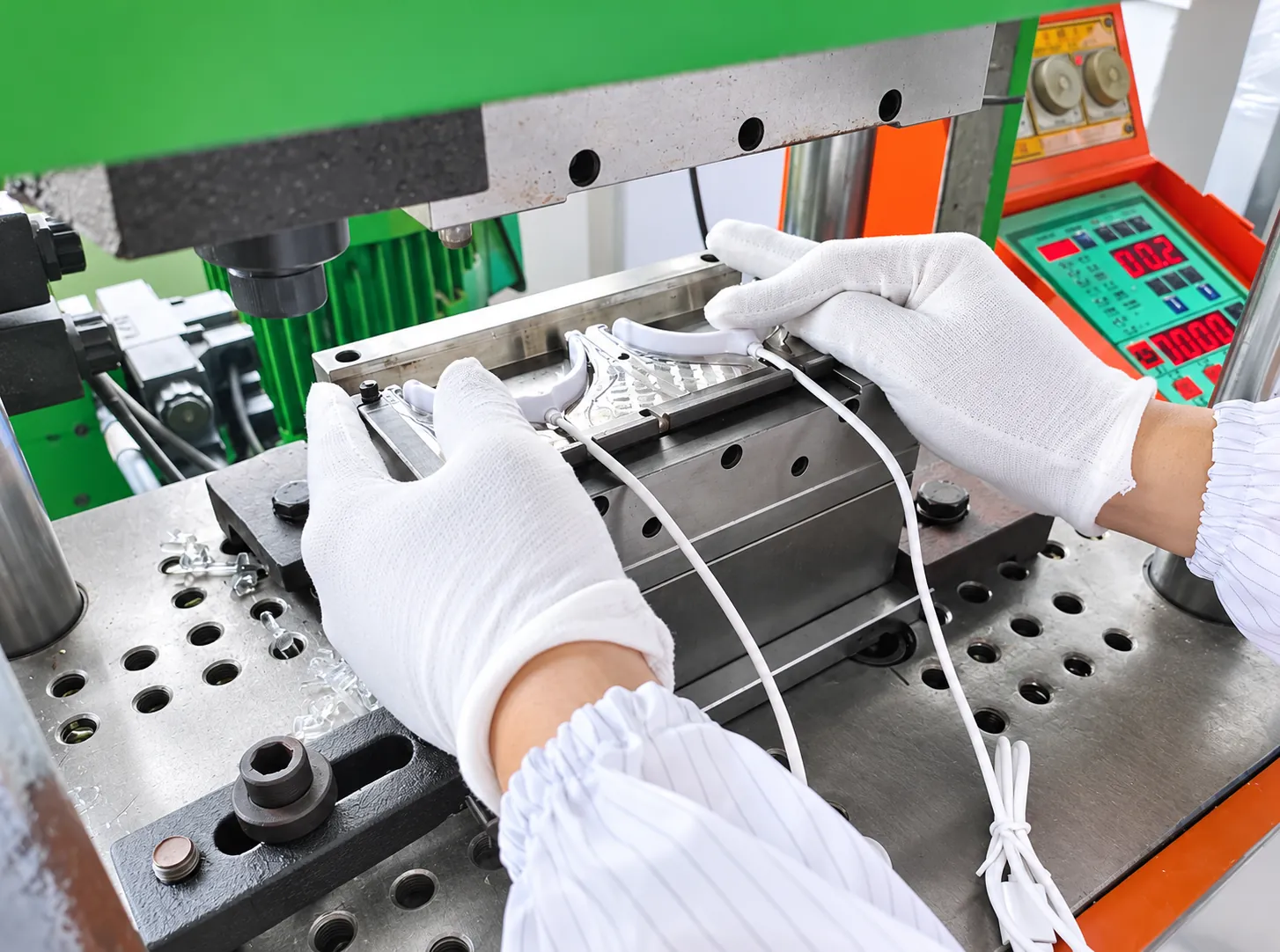 Teeth whitening device injection molding production at EKONGSMILE